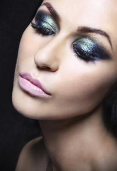 green eye makeup